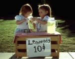 Foto: zwei Kinder verkaufen Limonade