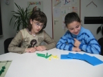 Foto: zwei Kinder am Schultisch